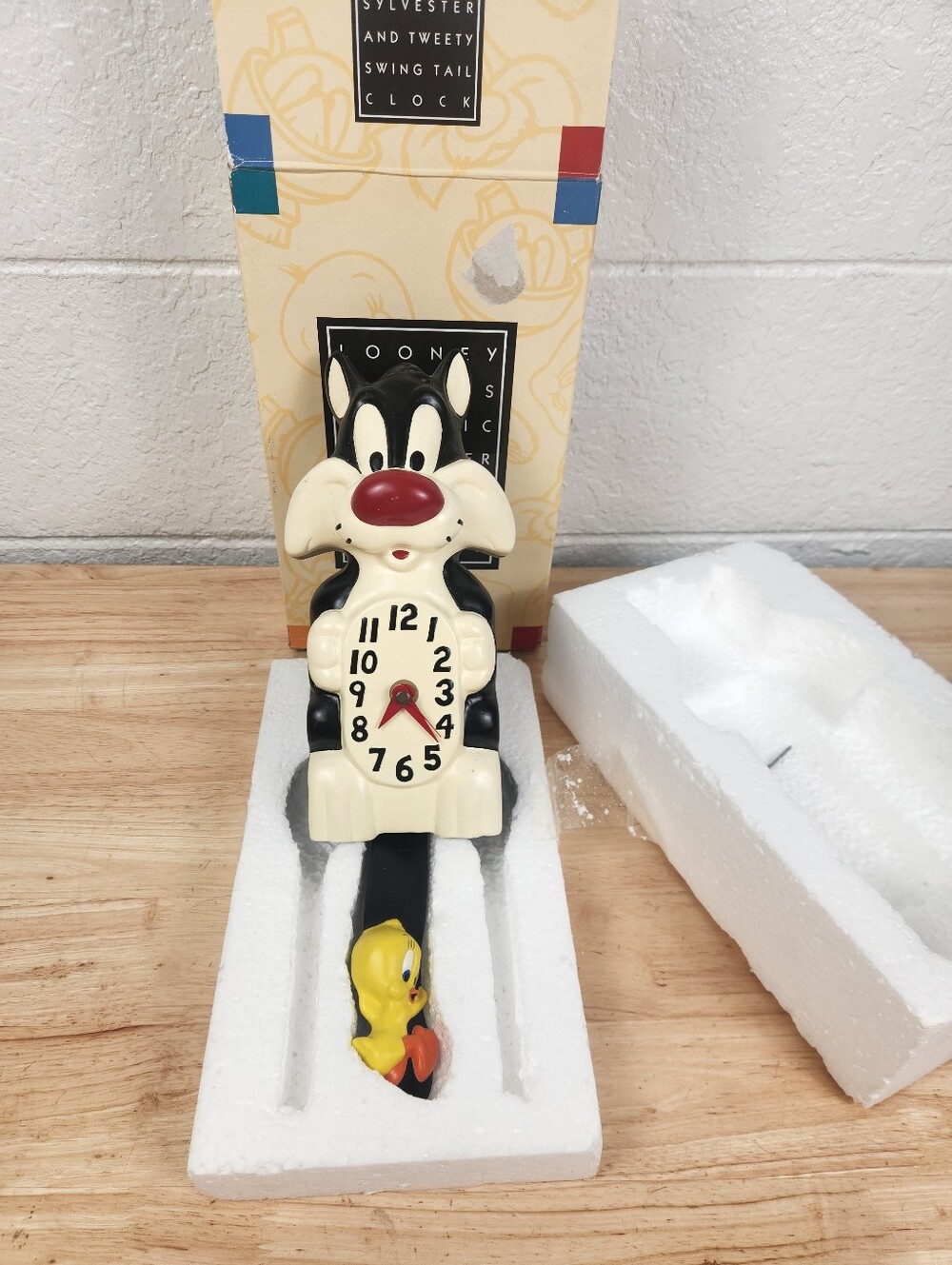 Warner Bros. Studio Store Sylvester & Tweety Bird Swing Tail Clock Exc Cond 1995